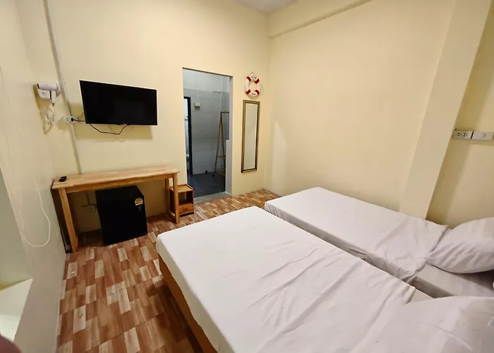 Latitude 13 & Breakfast Hotel 2*