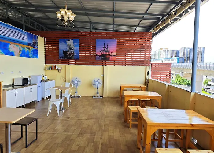 Latitude 13 & Breakfast 2*